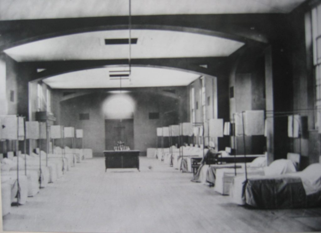 Black and white photograph of Dorcas Ward, St Thomas Hospital showing high ceilings.