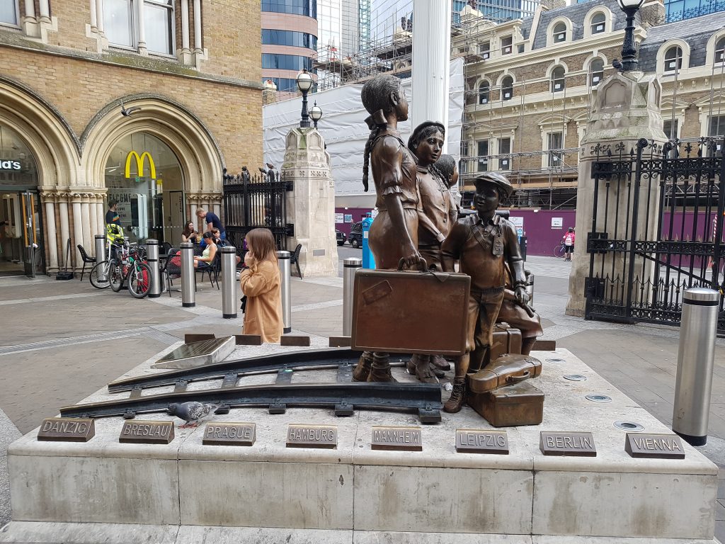 photo of The Kindertransport statue, Liverpool Street Station, London 2006 by Frank Meisler and Arie Oviada.